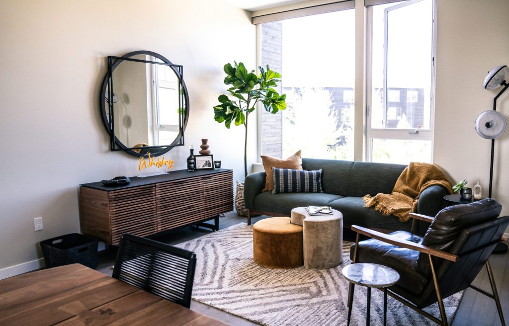 ein Wohnzimmer mit Sofa und Tisch